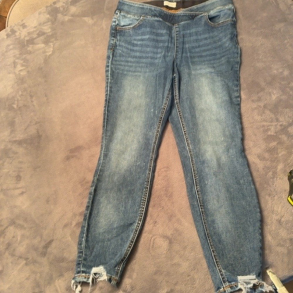 Maurices M Jeans Womens Large Blue Pull On Frayed Raw Hem Stretchy Casual Denim